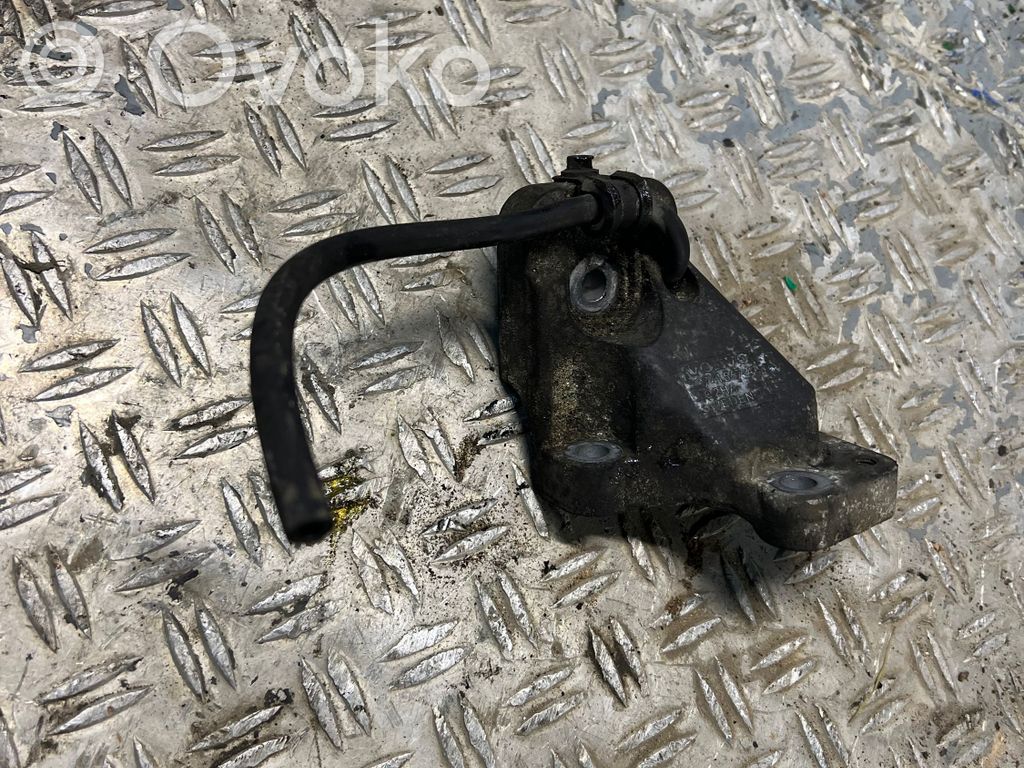 Volvo XC70 Engine mounting bracket 