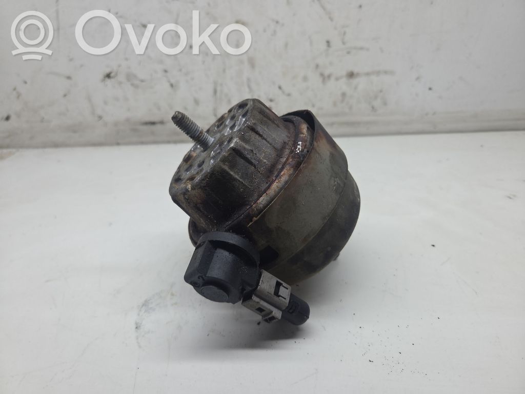 Engine mount bracket   MP4695