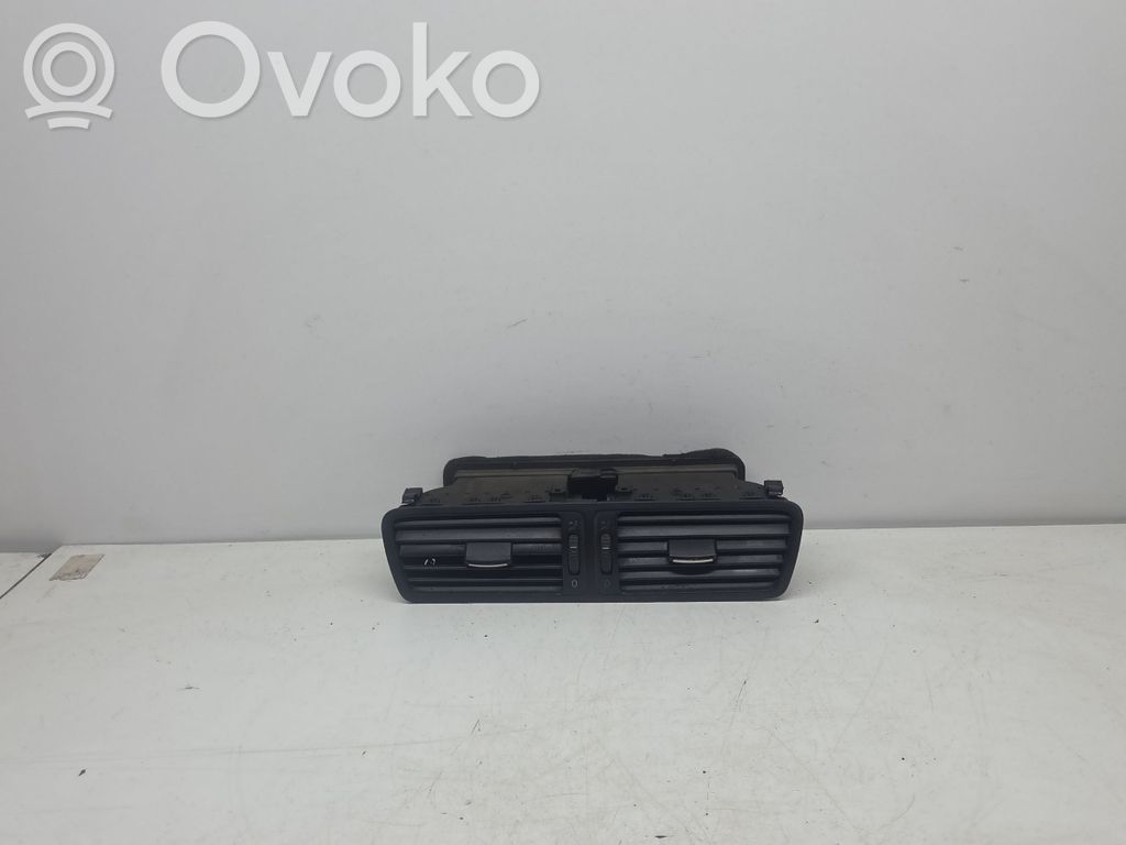 Volkswagen PASSAT B6 Dysze / Kratki środkowego nawiewu deski rozdzielczej 