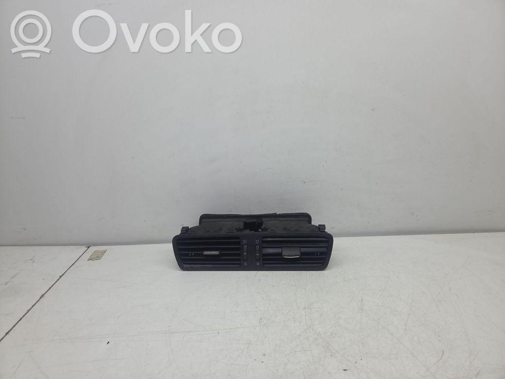 Volkswagen PASSAT B6 Dysze / Kratki środkowego nawiewu deski rozdzielczej 