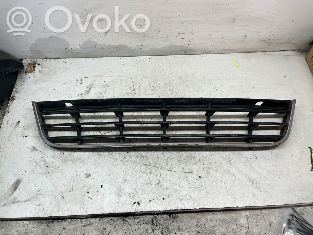 Volkswagen PASSAT B6 Kratka dolna zderzaka przedniego 