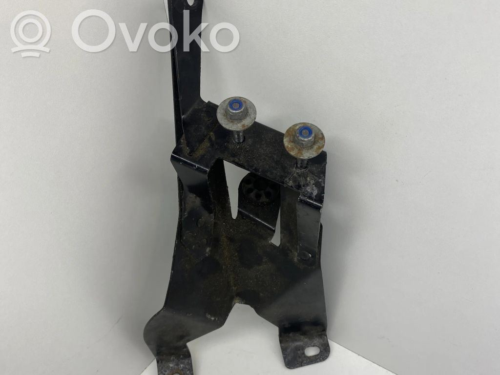 BMW X3 F25 Power steering pump mounting bracket 