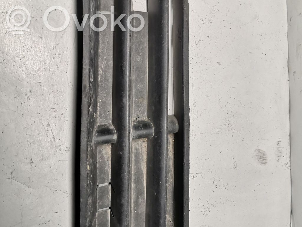 Volkswagen Golf IV Front bumper lower grill 