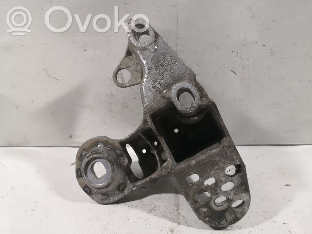 Volkswagen PASSAT B5 Engine mounting bracket 
