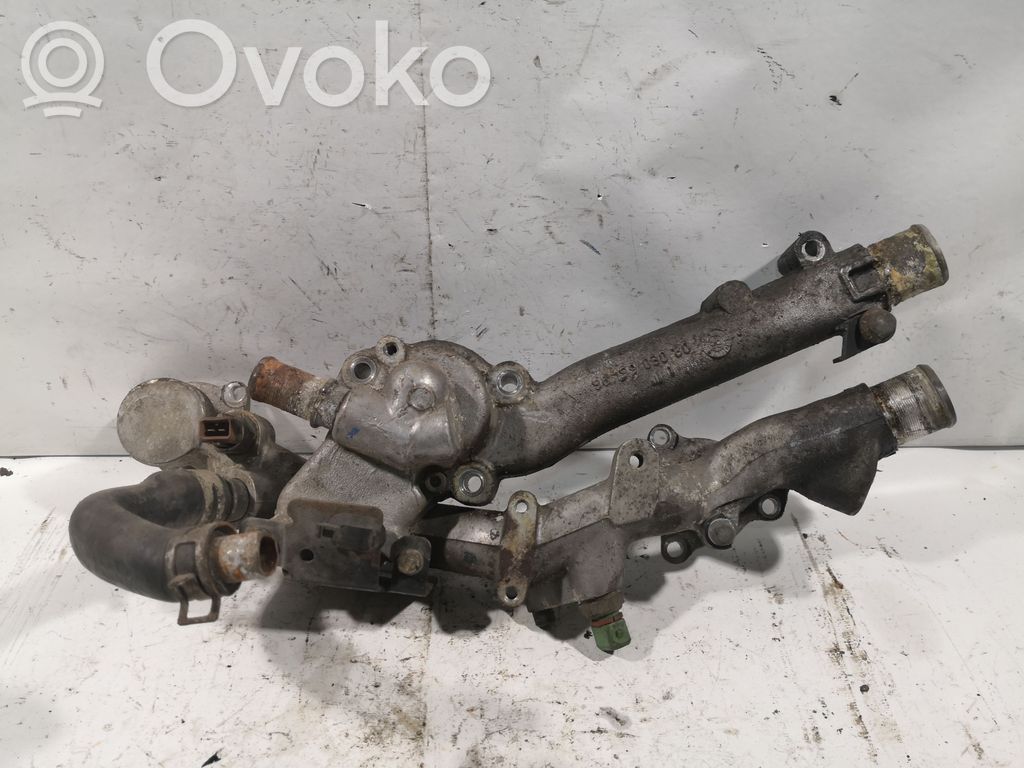 Peugeot 406 Carcasa del termostato 