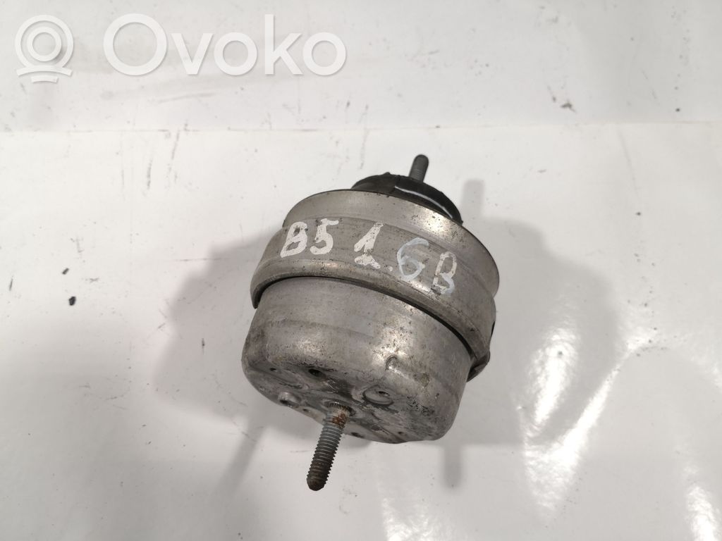 Engine mount bracket   8D0199382L