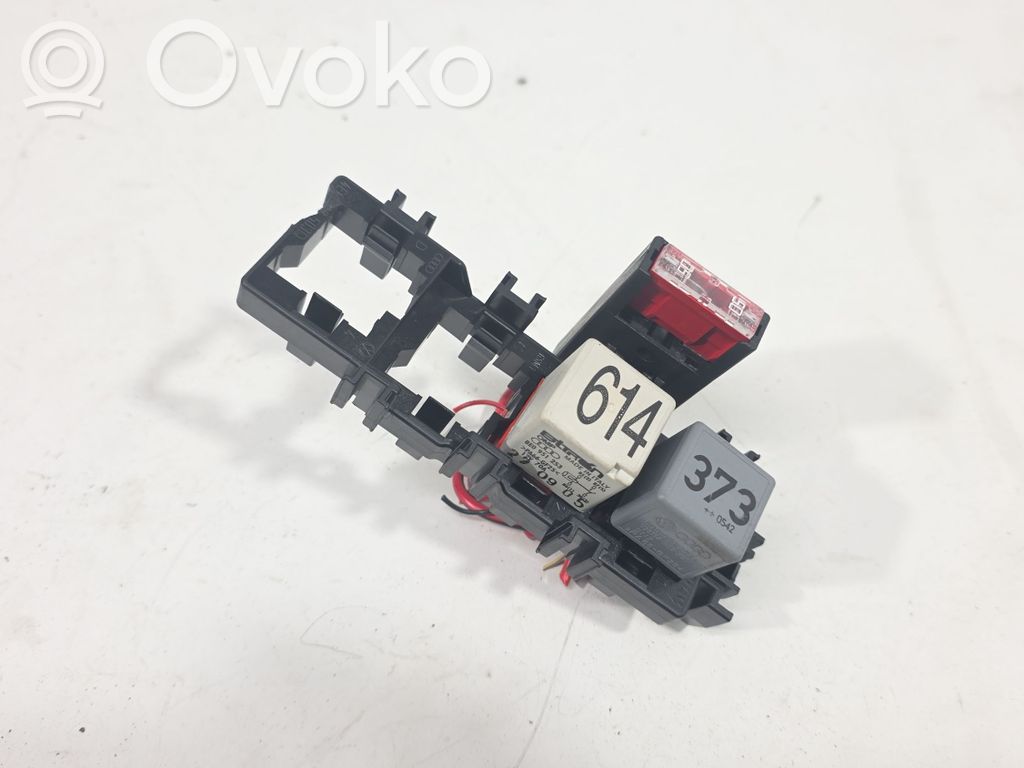 Audi A8 S8 D3 4E Rėlių montavimo blokas 