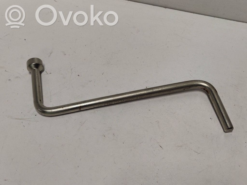 Llave de tuercas de rueda   6758731