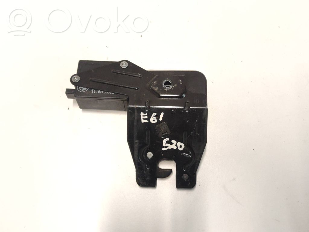 BMW 5 E60 E61 Spyna galinio dangčio 