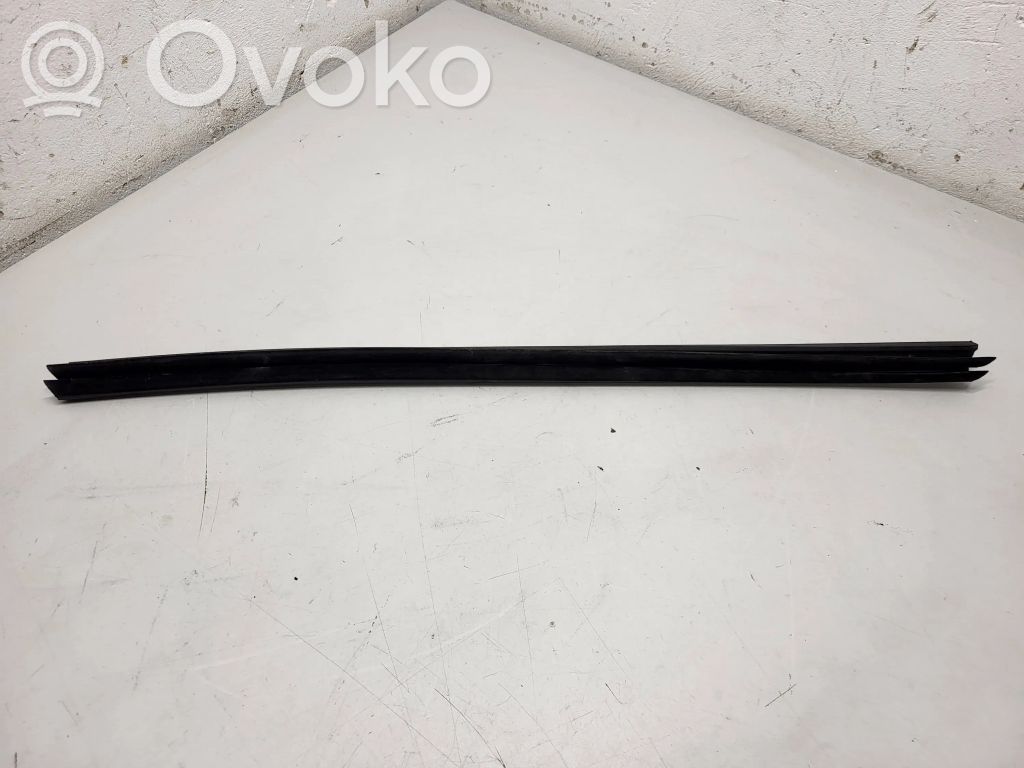 Audi A4 S4 B9 Listwa / Uszczelka szyby drzwi tylnych 