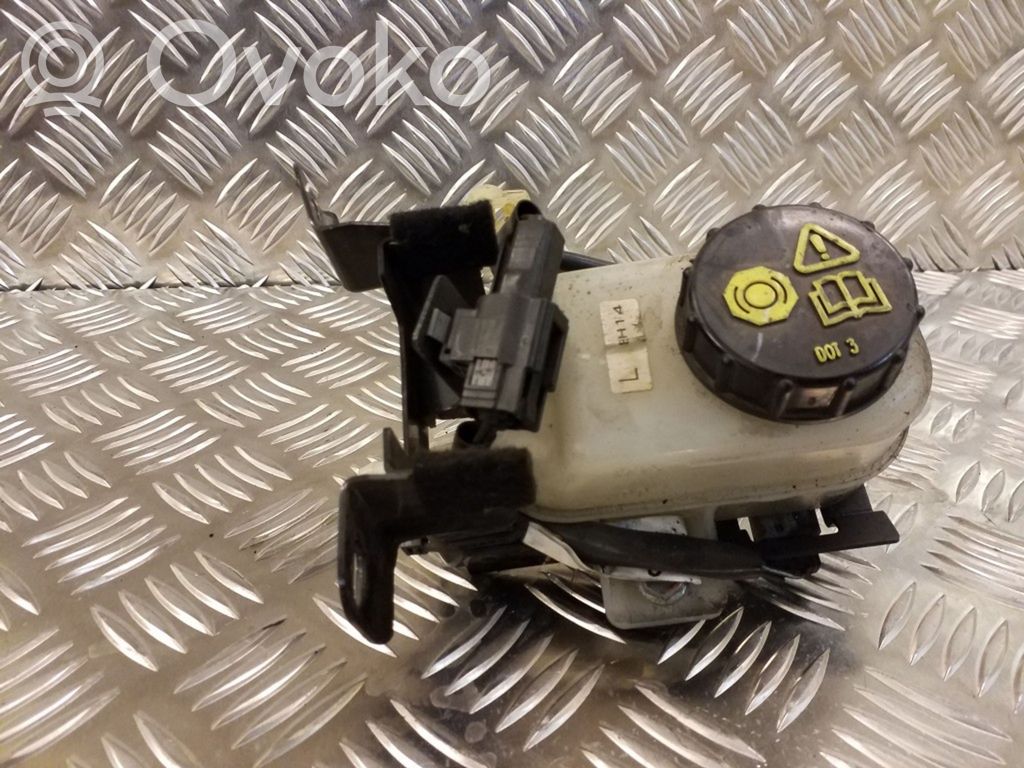 Mazda CX-7 Brake fluid reservoir 
