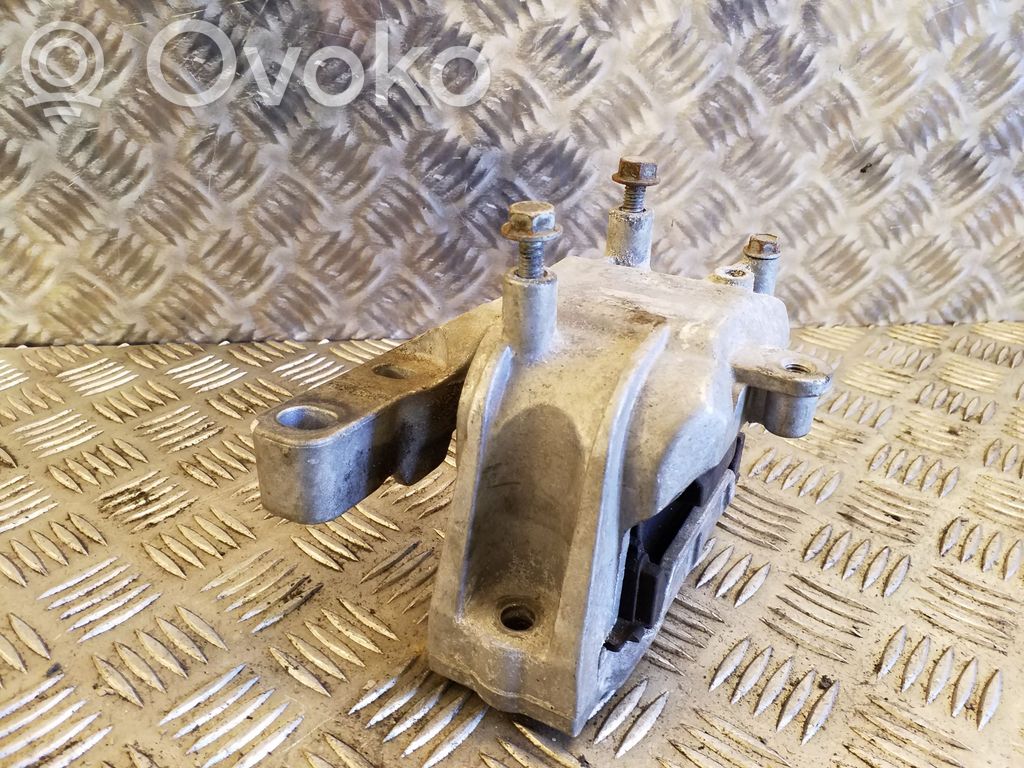 Volkswagen Jetta VI Engine mount bracket 