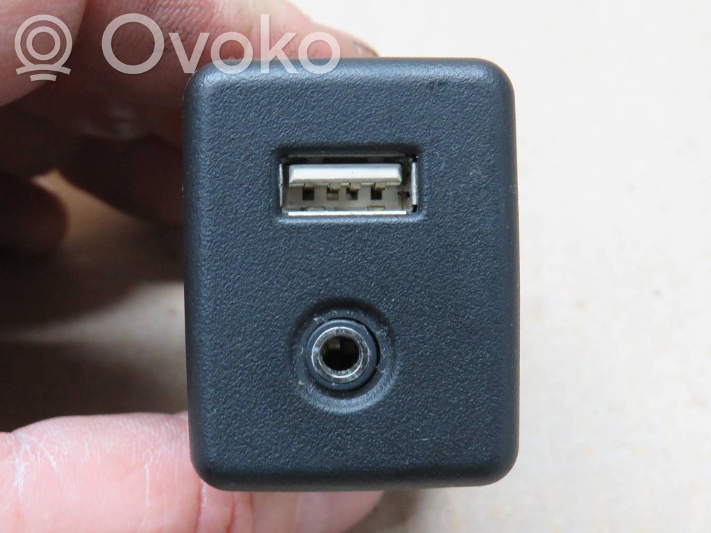 Opel Insignia A Enchufe conector entrada auxiliar 