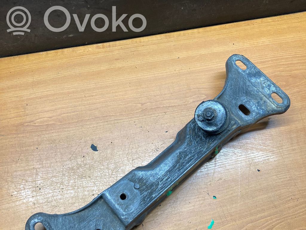 Gearbox mounting bracket