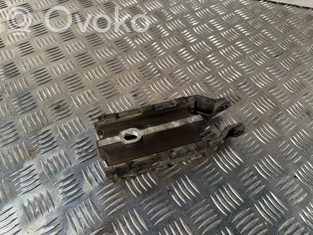 Volvo V60 Engine mount bracket 