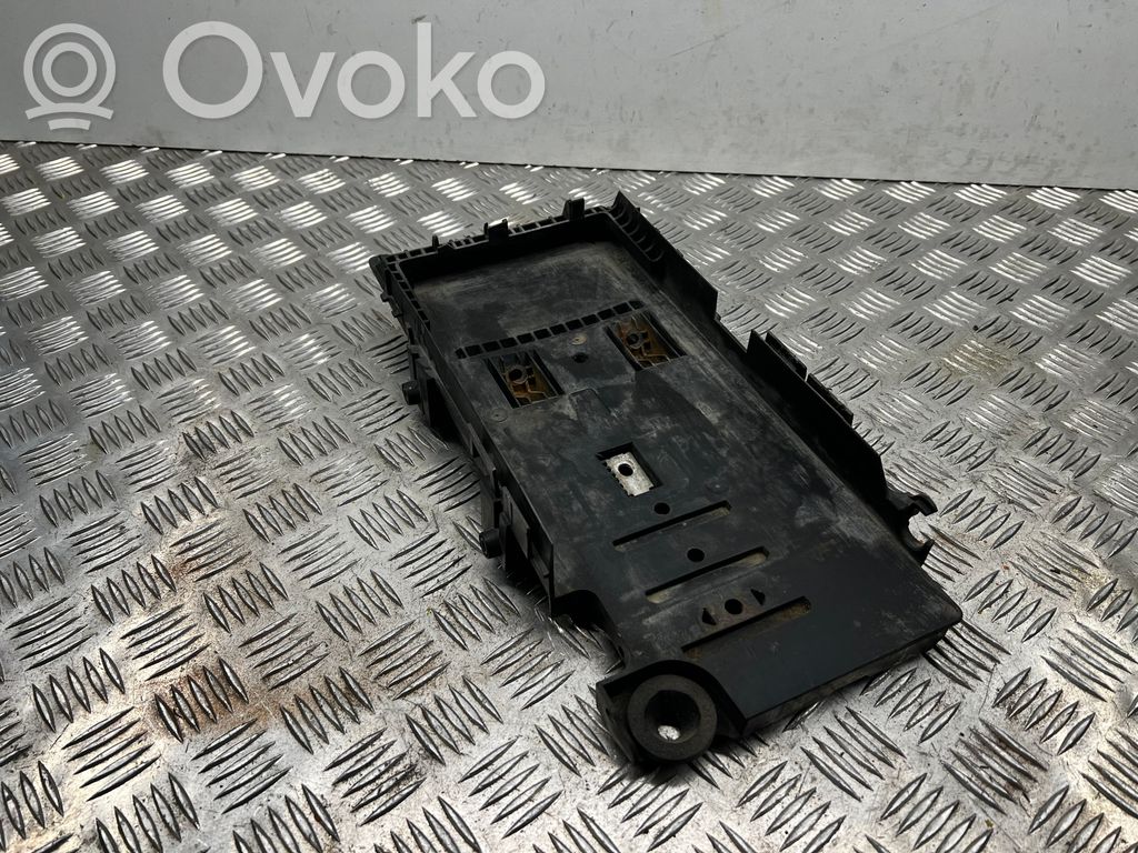 Ford Mondeo MK IV Akumuliatoriaus tvirtinimo padas 