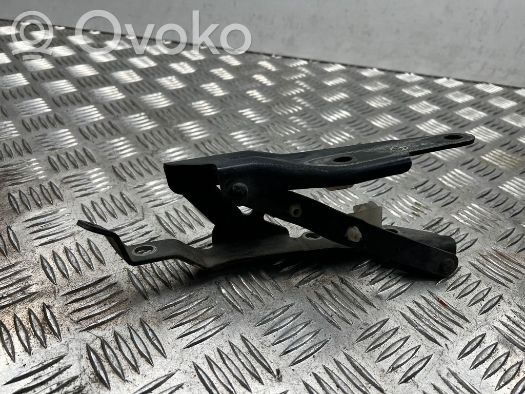 Engine bonnet/hood hinges