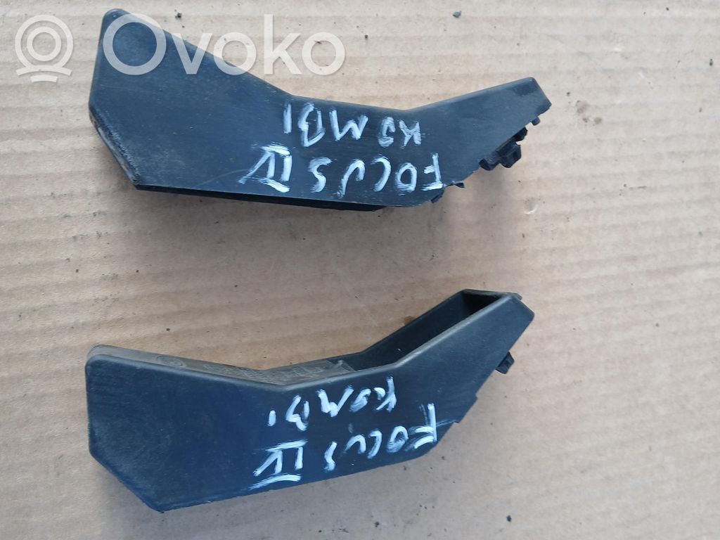 Ford Focus Soporte de montaje del parachoques trasero 