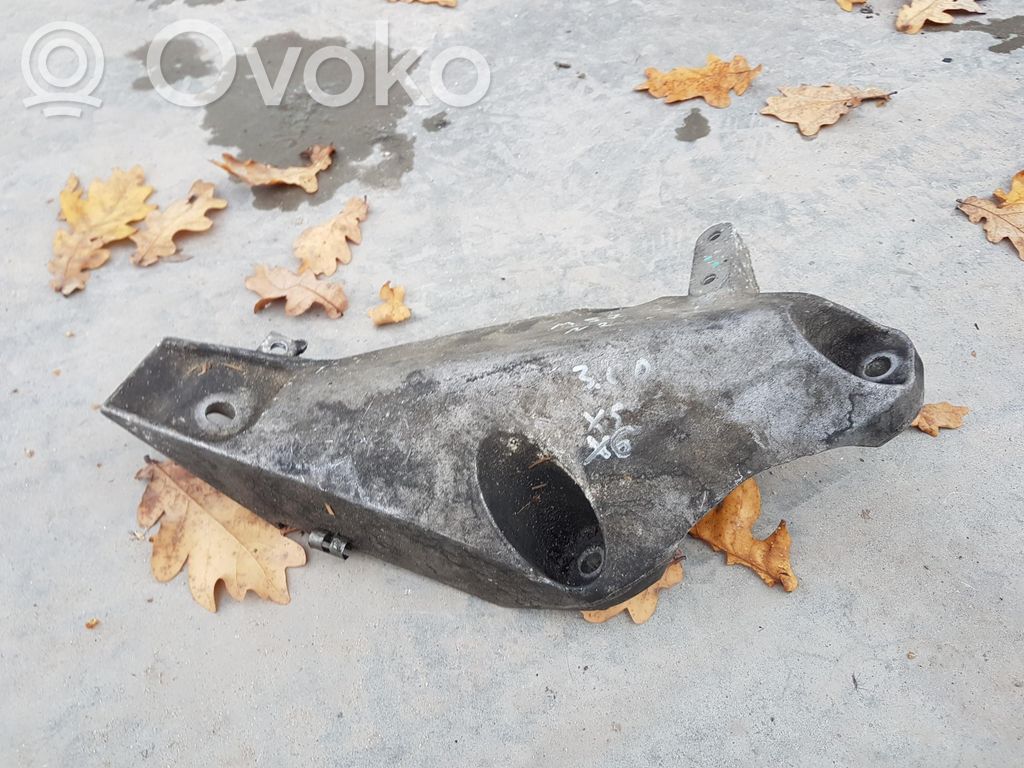 Soporte de montaje del motor   6772679
