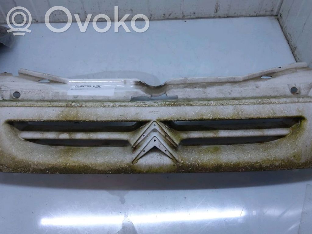 Citroen Berlingo Etupuskurin ylempi jäähdytinsäleikkö 