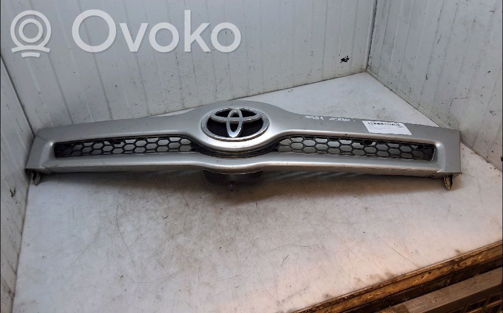 Toyota Corolla Verso AR10 Etupuskurin ylempi jäähdytinsäleikkö 