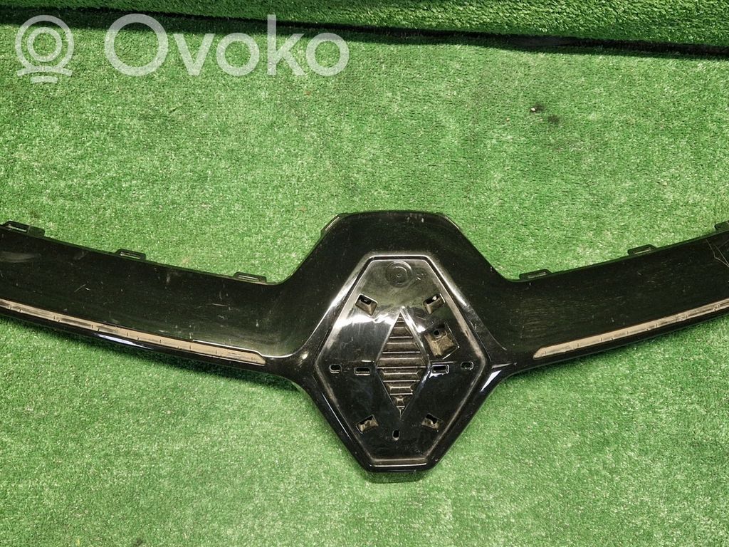 Renault Clio V Etupuskurin ylempi jäähdytinsäleikkö 