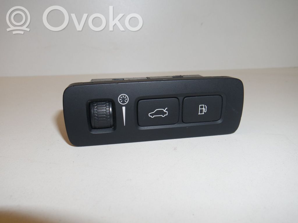 Tailgate/boot open switch button   P31443874