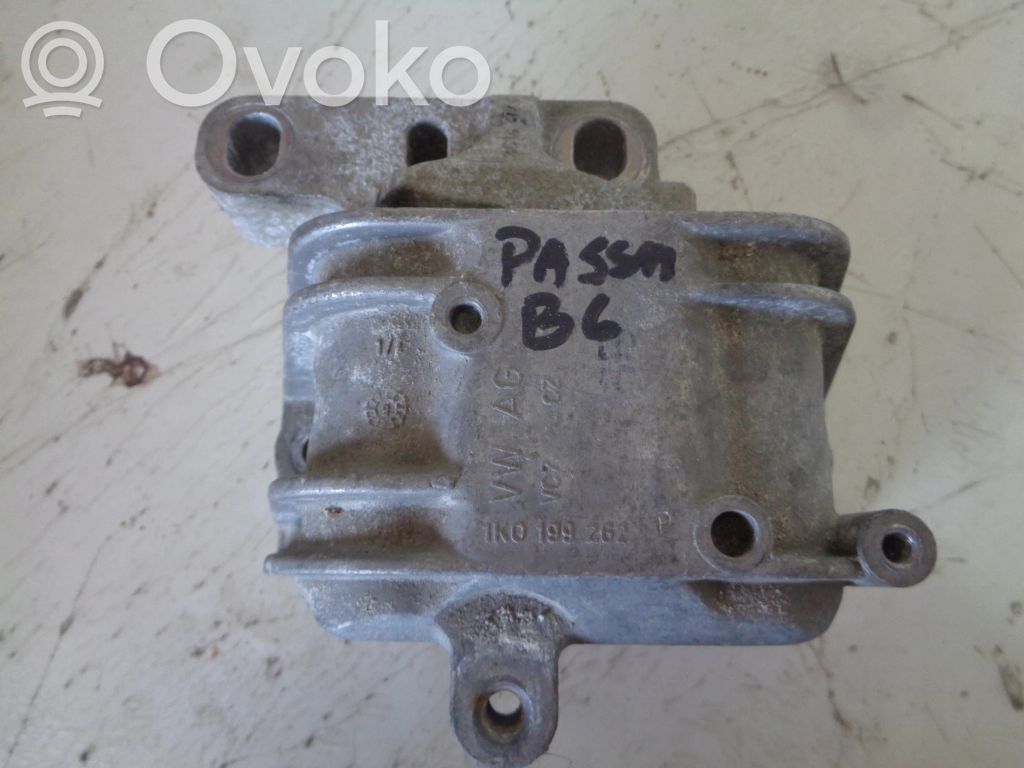 Volkswagen PASSAT B6 Engine mount bracket 