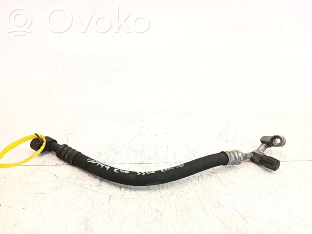 BMW 3 E46 Ilmastointilaitteen putki (A/C) 