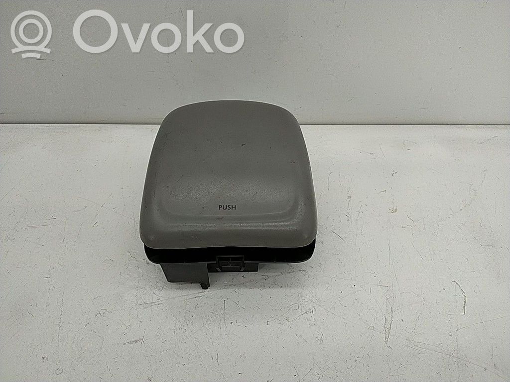 Auton tuhkakuppi   7MO857961F