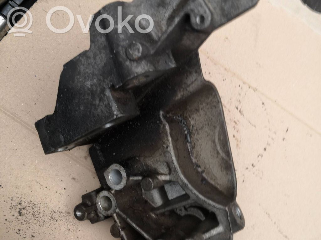 Ford Focus Engine mounting bracket 
