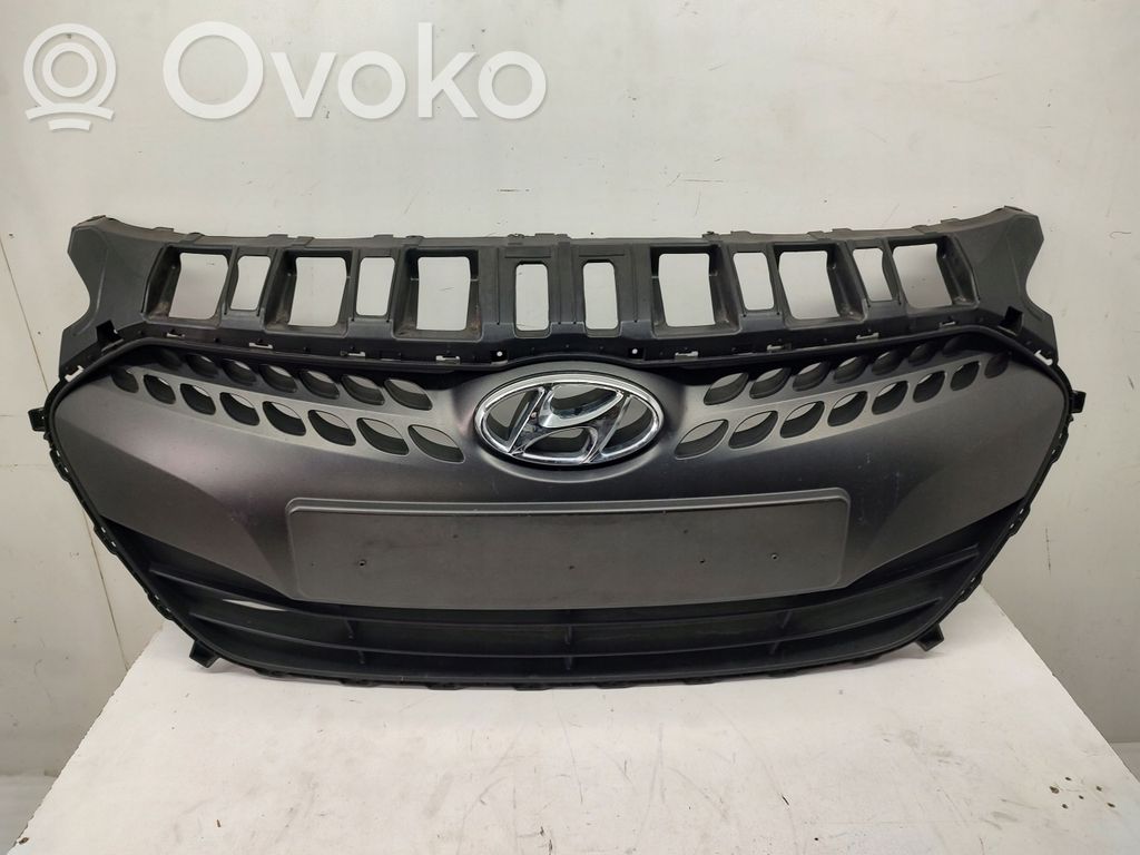 Hyundai i30 Etupuskurin ylempi jäähdytinsäleikkö 
