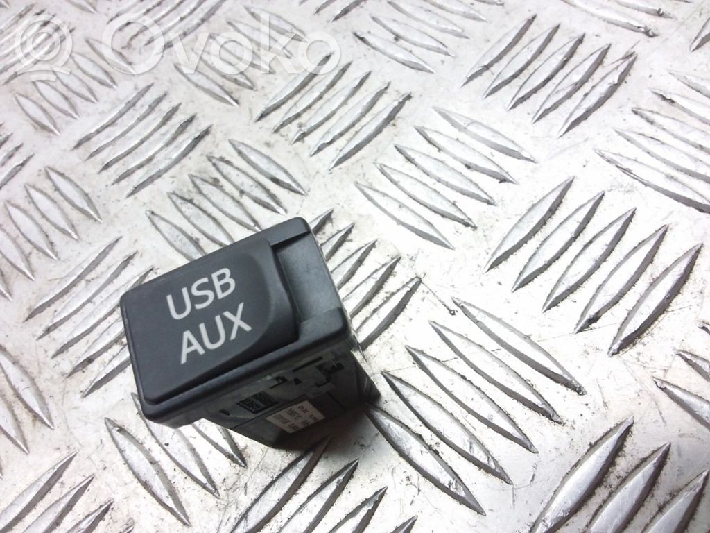 Toyota Prius+ (ZVW40) USB socket connector 