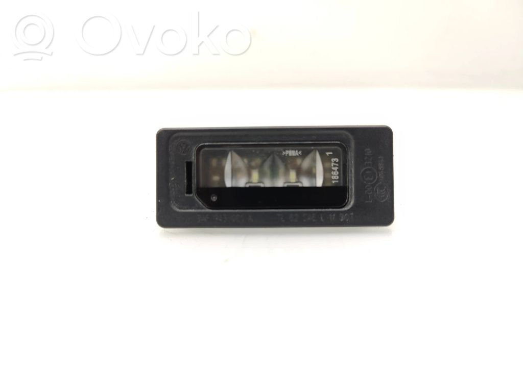 Volkswagen PASSAT B7 Lampa oświetlenia tylnej tablicy rejestracyjnej 
