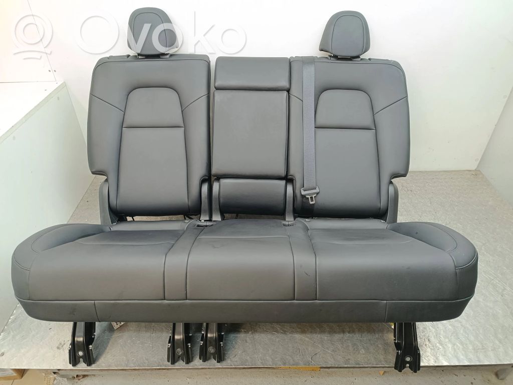 Tesla Model Y Takaistuin 