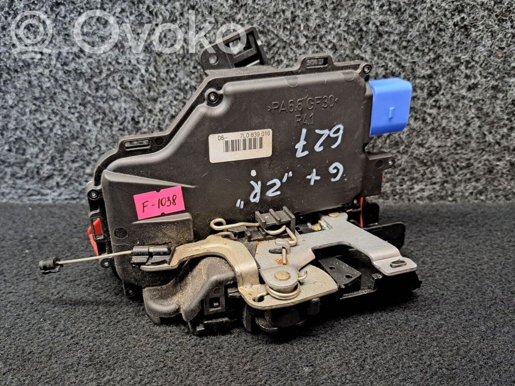 Volkswagen Golf VI Rear door lock 