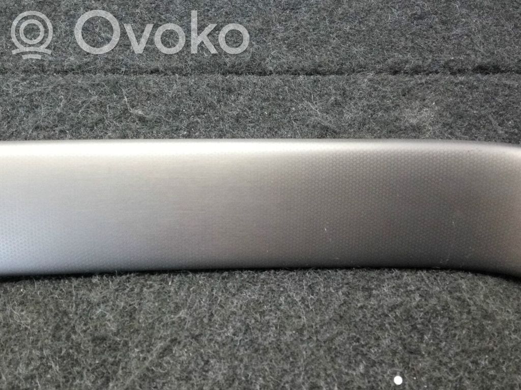 Audi A4 S4 B5 8D Kojelaudan hansikaslokeron lista 