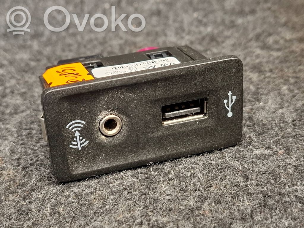 Volkswagen Jetta VI Connecteur/prise USB 