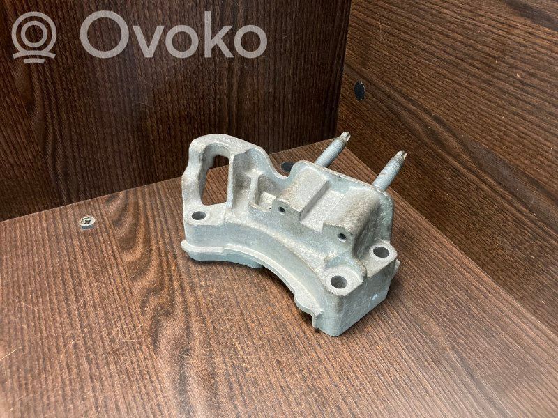 Volvo V50 Engine mounting bracket 