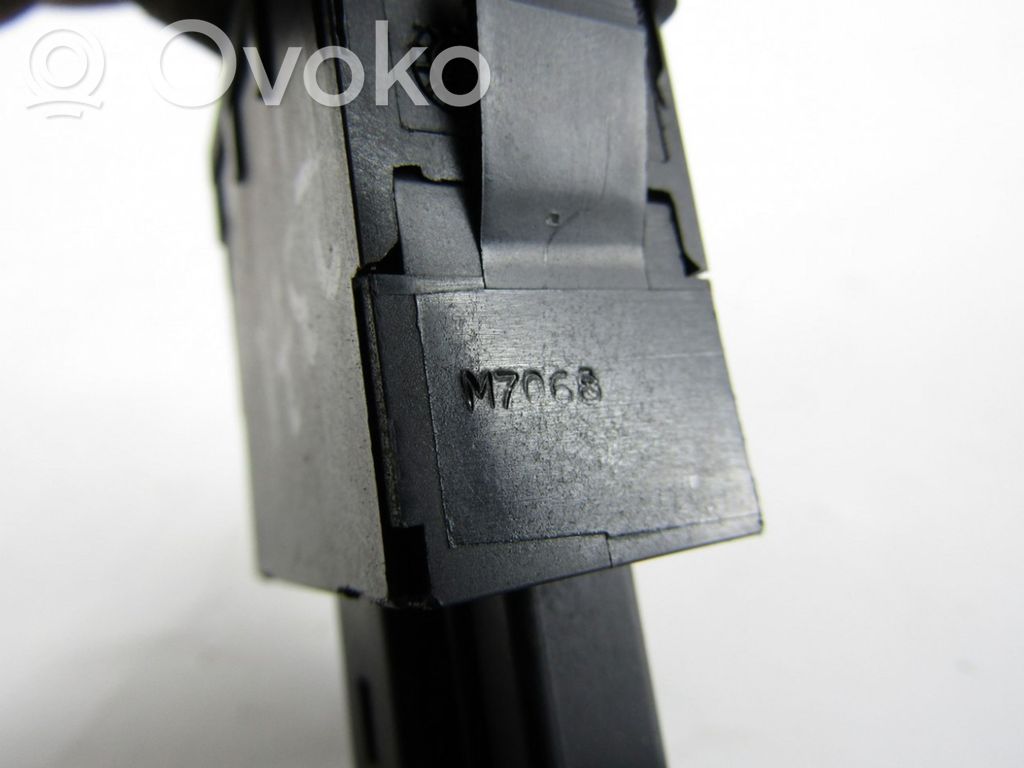 Bouton commande réglage hauteur de phares   M7068