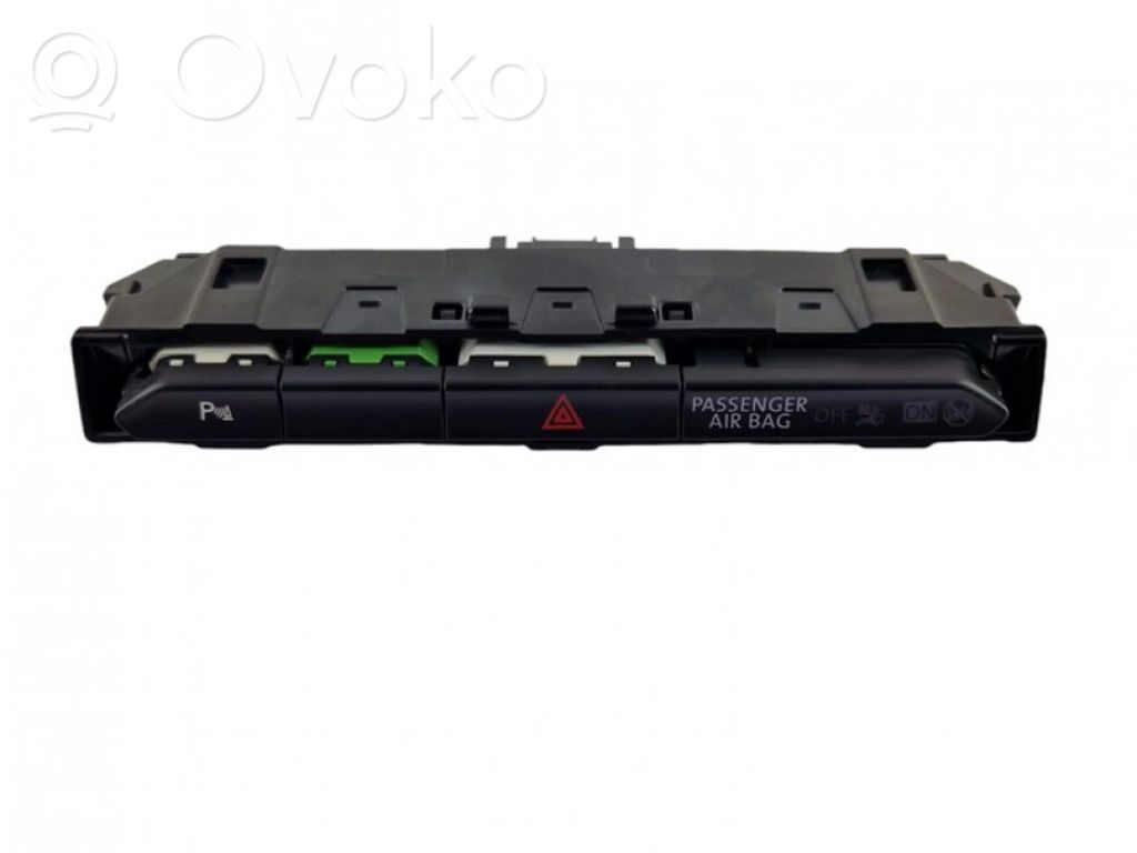 Volkswagen PASSAT B8 Botón interruptor de luz de peligro 