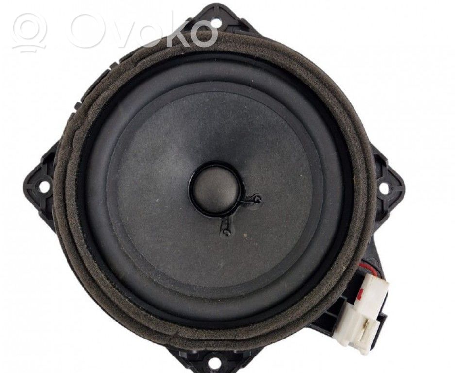 KIA Sorento High frequency speaker in the rear doors 