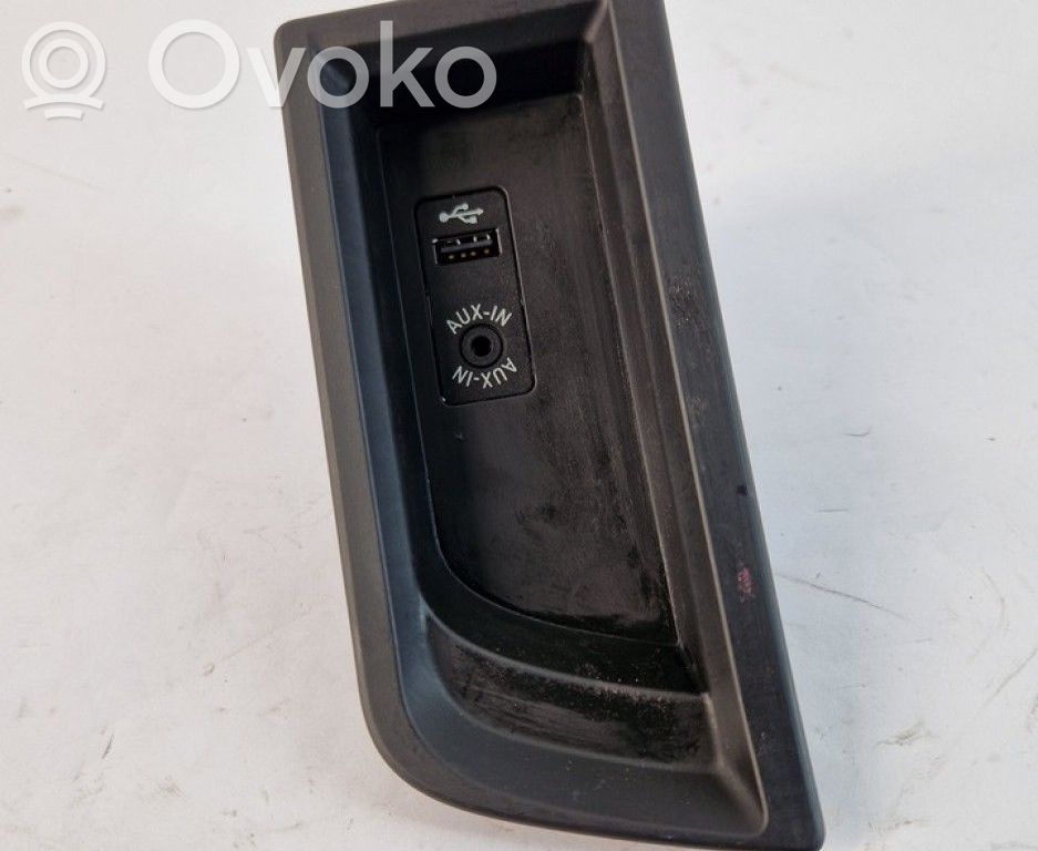 BMW 3 F30 F35 F31 Connettore plug in AUX 