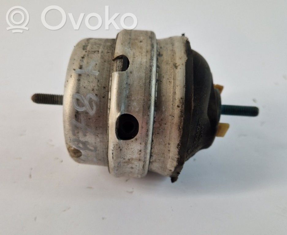 Audi A4 S4 B6 8E 8H Wspornik / Mocowanie silnika 
