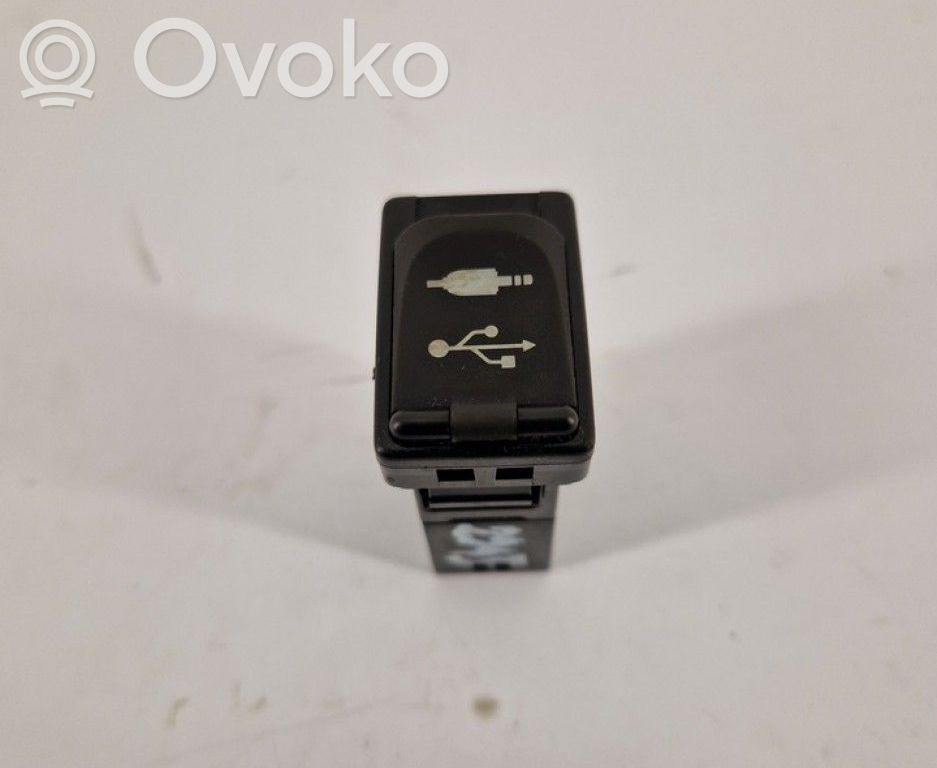 Toyota RAV 4 (XA40) Connettore plug in AUX 