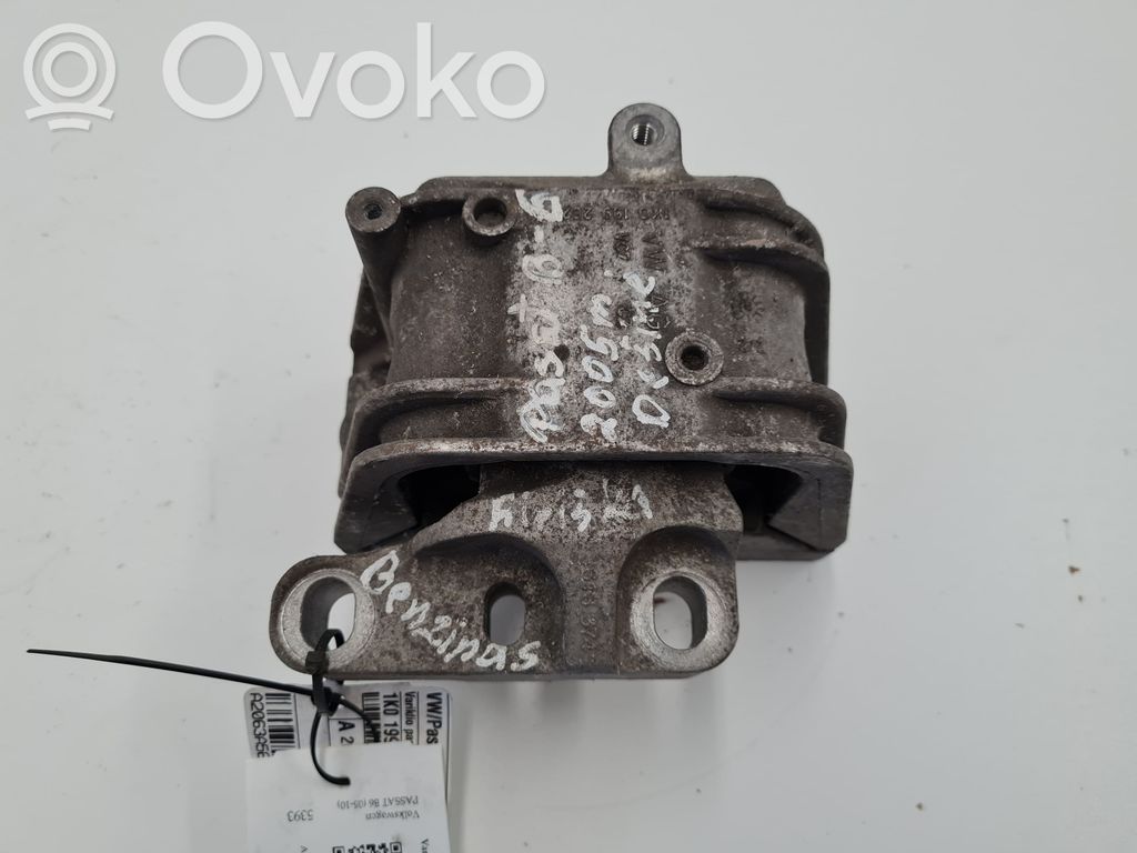 Volkswagen PASSAT B6 Engine mount bracket 