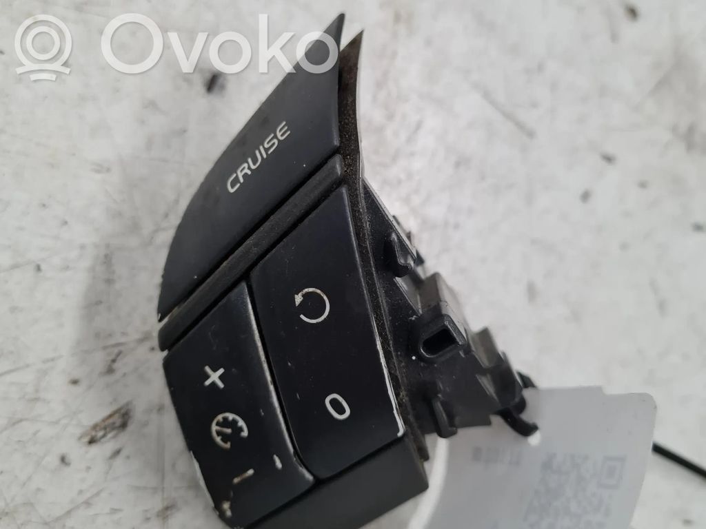 Volvo S60 Steering wheel buttons/switches 