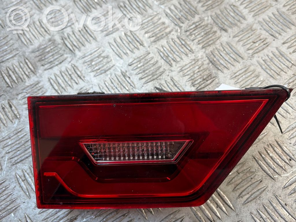 Tailgate rear/tail lights   J9C313193