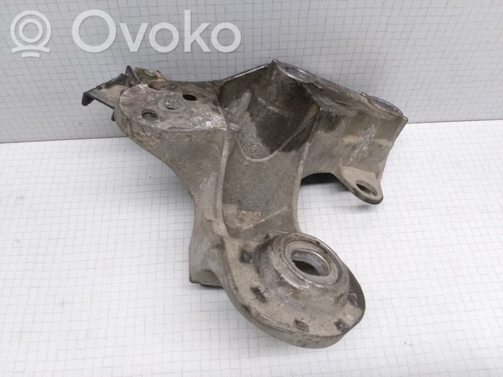 Volkswagen PASSAT B5.5 Engine mounting bracket 