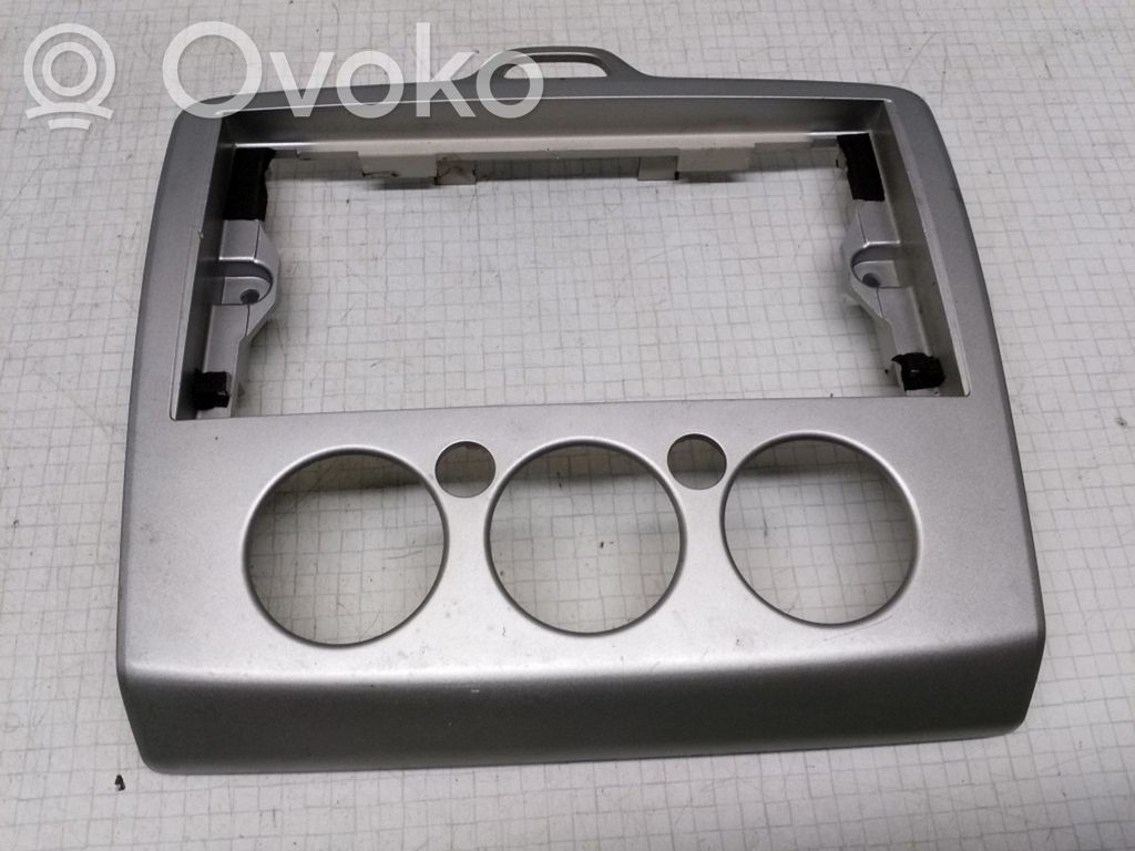 Ford Focus Paneļa dekoratīvās apdares vairogs (centrālais) 
